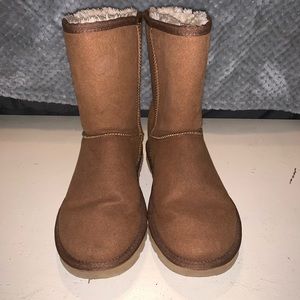 Women’s Size 7W Short Tan UGG boots